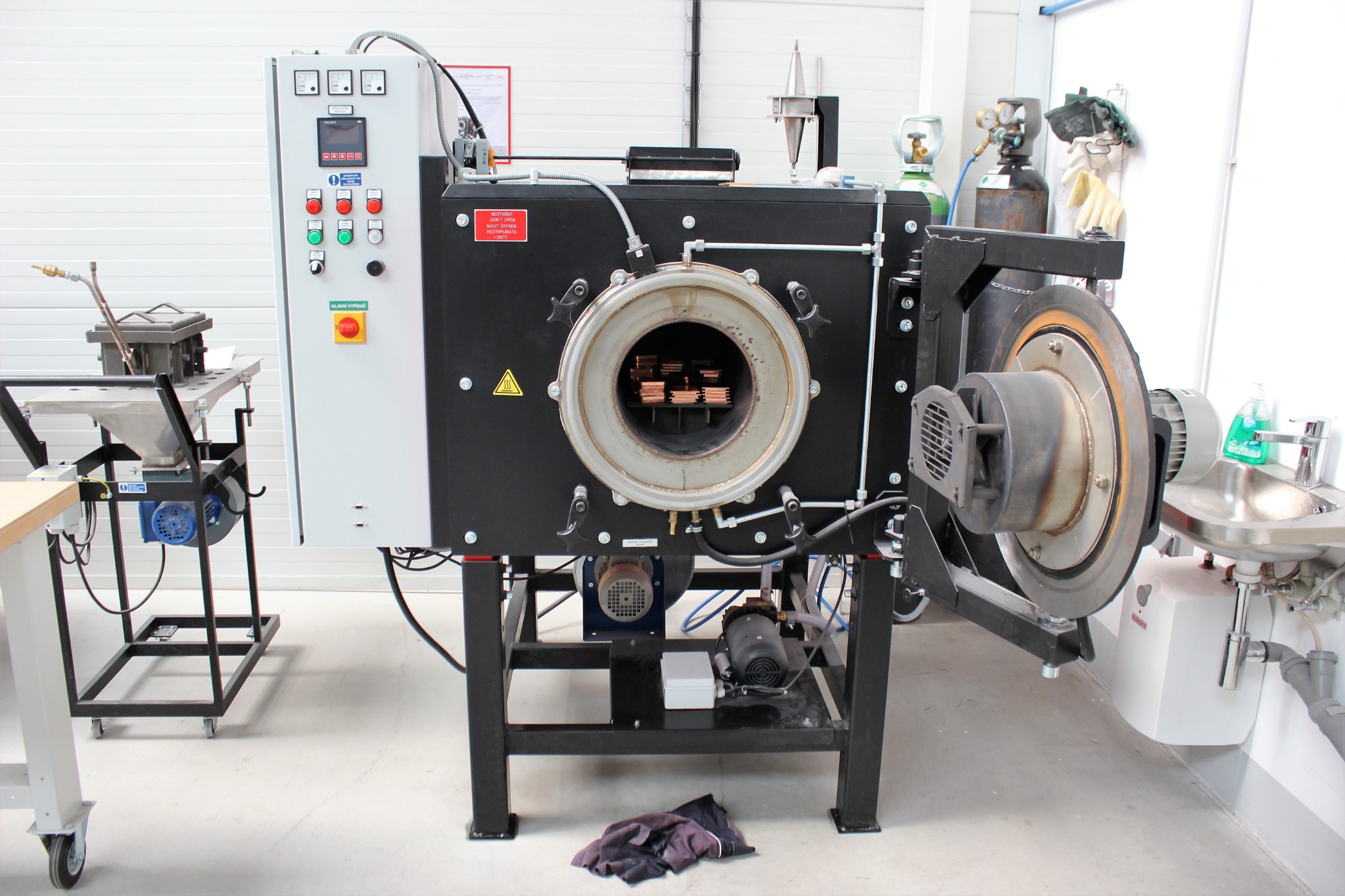 LAC gas-tight retort furnace for heat treatment in a controlled atmosphere